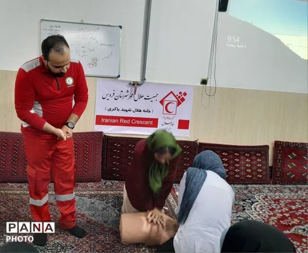  دوره‌های آموزشی کمک‌های اولیه در مجتمع مسکونی عقاب شهرک ناز فردیس