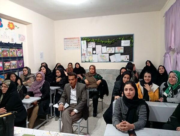 دومین جلسه انجمن اولیا در دبستان سمیه کاشمر