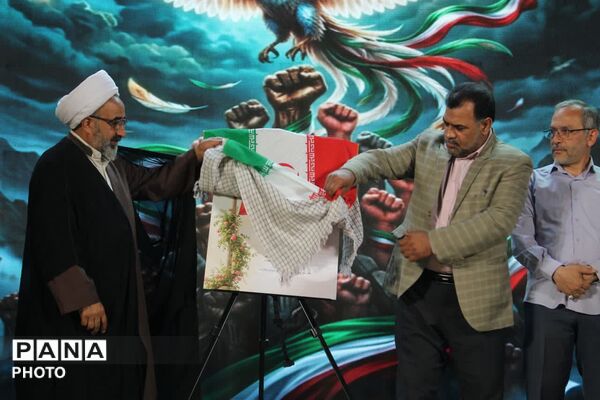 تجدید میثاق هنرمندان یزدی با آرمان‌های انقلاب در میدان امام حسین (ع)