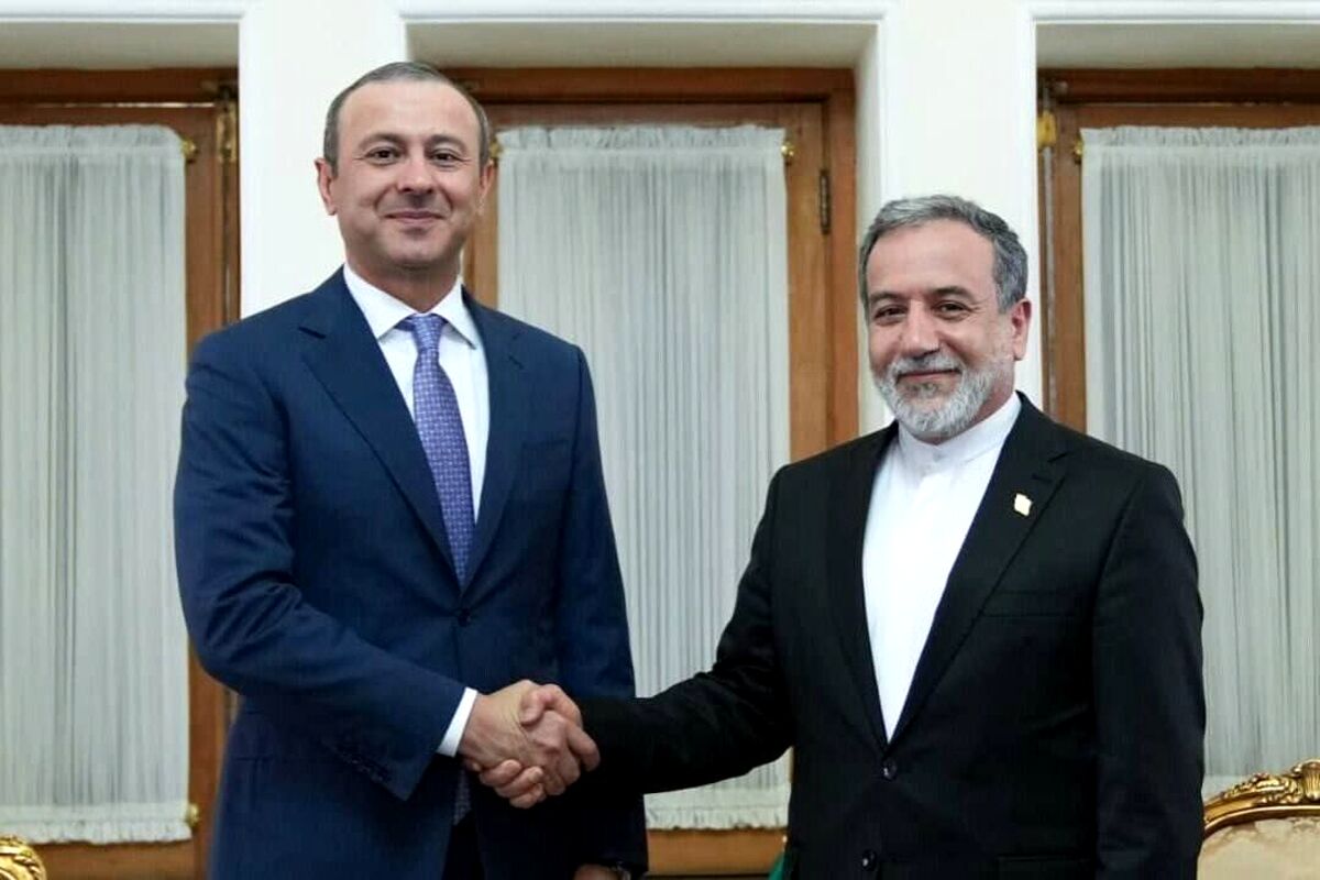 دبیر شورای امنیت ارمنستان با عراقچی دیدار کرد