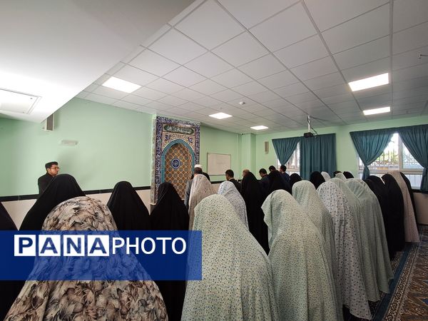 برگزاری نماز جماعت در دبیرستان شهدای فرهنگی
