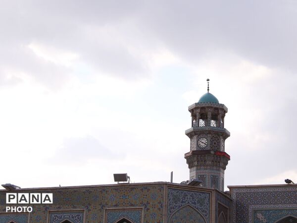 بارگاه منوّر رضوی در سالروز شهادت امام رضا (ع) یکپارچه سیاهپوش و لبریز از سوز و گداز عزاداران شد