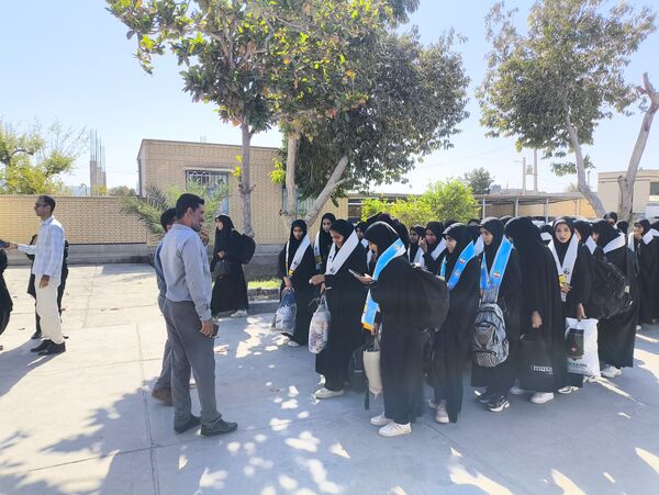 اعزام دانش‌آموزان دختر مدارس سندرک به مناطق عملیاتی جنوب کشور