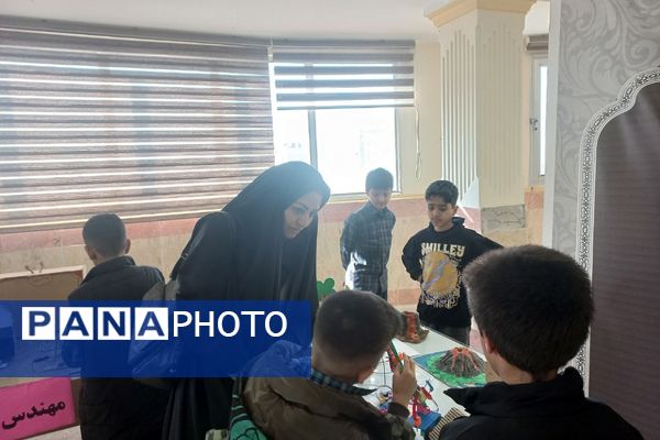 برپایی نمایشگاه دست‌سازه‌های دانش‌آموزی در دبستان آیت الله مشکینی پیشوا با حضور مدیر پژوهشسرا