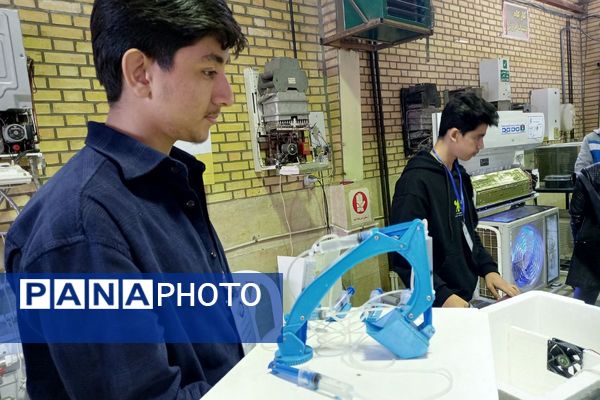 نمایشگاه دستاوردهای دانش‌آموزان هنرستان فنی حرفه‌ای‌ رباط‌کریم