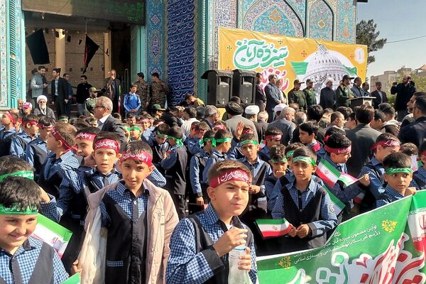 حماسه حضور دانش‌آموزان قرچکی در یوم الله ۱۳ آبان