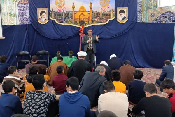 اعتکاف دانش‌آموزان دبیرستان شاهد شهید زرین کلاه شهرستان اقلید در مسجد امام حسین (ع)