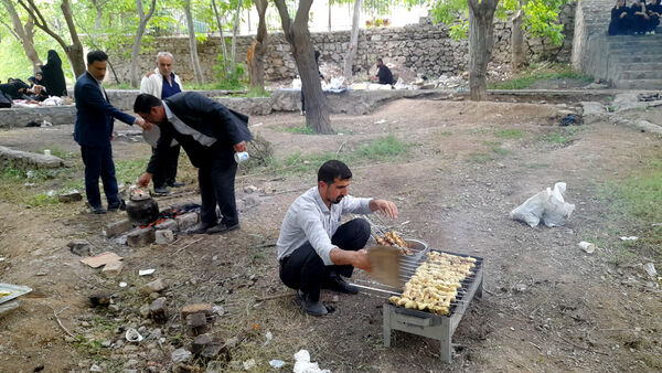 بازدید دانش‌آموزان جعفرآباد از کارگاه گلاب‌گیری روستای «بنابر»