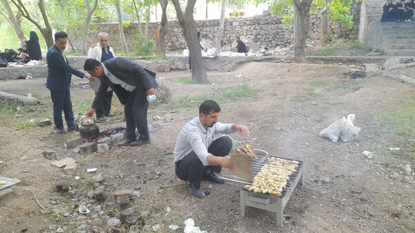 بازدید دانش‌آموزان جعفرآباد از کارگاه گلاب‌گیری روستای «بنابر»