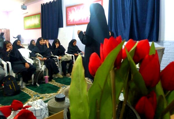 خوانش زندگی نامه شهدا در دبیرستان فاطمیه
