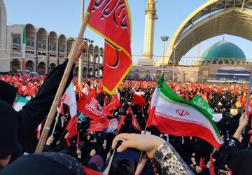 اجتماع باشکوه مردم در شبستان‌های مصلی برای بدرقه رهبر شهید