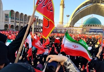 اجتماع باشکوه مردم در شبستان‌های مصلی برای بدرقه رهبر شهید