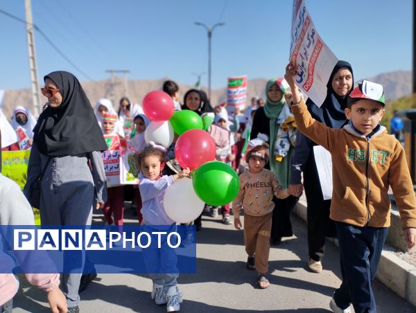 حضور مردم همدل حاجی آباد در راهپیمایی ۲۲ بهمن
