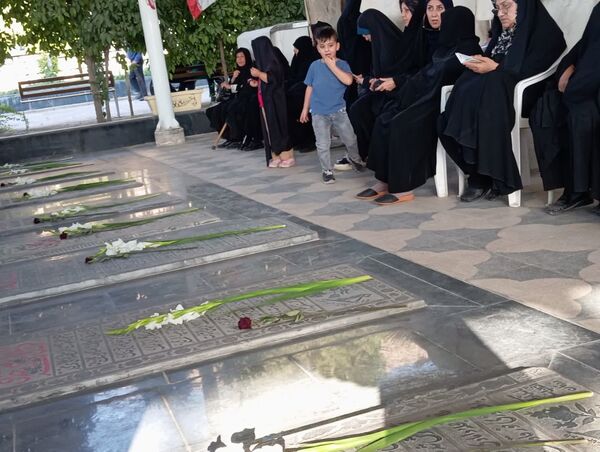 گلباران قبور مطهر شهدا به مناسبت هفته دفاع مقدس در شهرستان زرقان