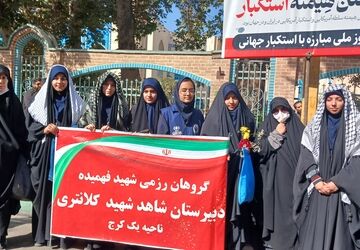 شهدای دانش‌آموز الگو و نشان‌دهنده راه هستند