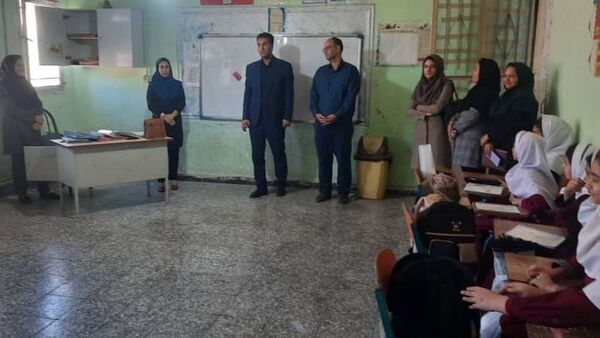 بازدید مدیر آموزش و پرورش حاجی آباد از دبستان استقلال