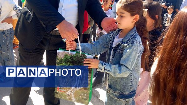 توزیع لوازم التحریر به کودکان نیازمند در روستای سراب غضنفر نورآباد
