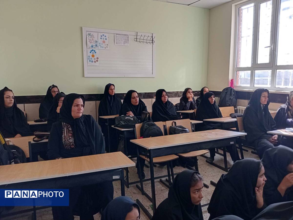نخستین جلسه هدایت تحصیلی ویژه پایه نهم در دبیرستان مادرمهربان خلیل آباد