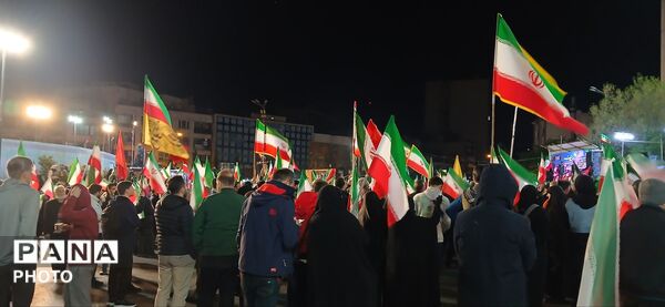 تجمع شهروندان در چهلم کودکان میناب کنار دیوارنگاره میدان انقلاب