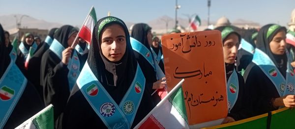 حضور پررنگ پیشتازان، جلوه‌ای از نشاط و بصیرت دانش‌آموزی در سیزده آبان