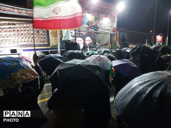 حضور حماسی مردم و مسئولان، در هوای بارانی میدان آزادی سنندج