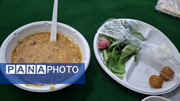 مراسم افطاری در دبستان دخترانه شهید باهنر با حضور دانش‌آموزان و اولیاء