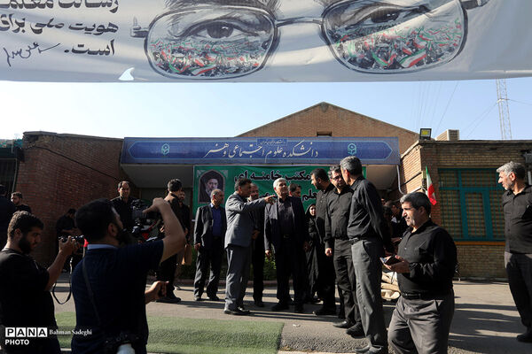 بازدید رئیس دانشگاه فرهنگیان از موکب‌های پذیرای زائرین مراسم امام شهید در این دانشگاه