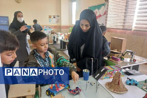 برپایی نمایشگاه دست‌سازه‌های دانش‌آموزی در دبستان آیت الله مشکینی پیشوا با حضور مدیر پژوهشسرا
