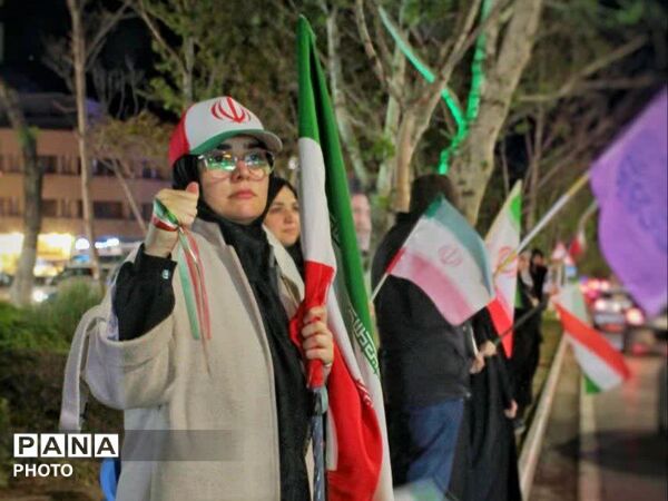 زن و مرد و پیر و جوان این شب ها در اجتماعات خیابانی مشهد مقدس