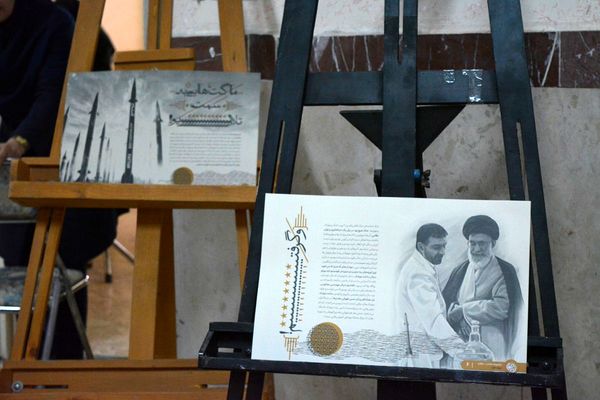 فانوس به دبیرستان حکمت آمد