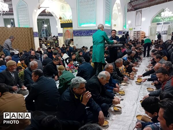 سفره های ساده افطار در امامزاده سید محمد (ع) کاشمر 