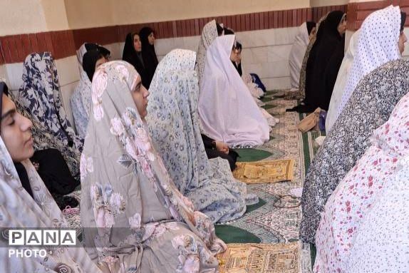 گفت‌وگوی صمیمانه و اقامه نماز جماعت در مدرسه متوسطه دوم حضرت مریم(س)