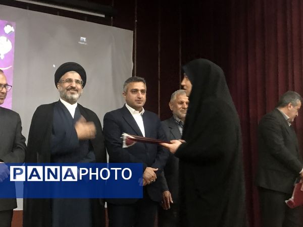 همایش تجلیل از مدیران و کارکنان نمونه شهرستان محمودآباد 