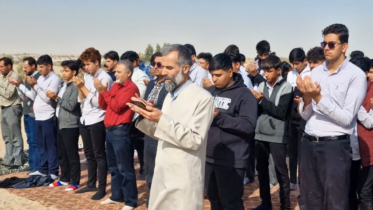 اقامه نماز باران در دل کویر توسط دانش‌آموزان هنرستان شهید رجایی زارچ