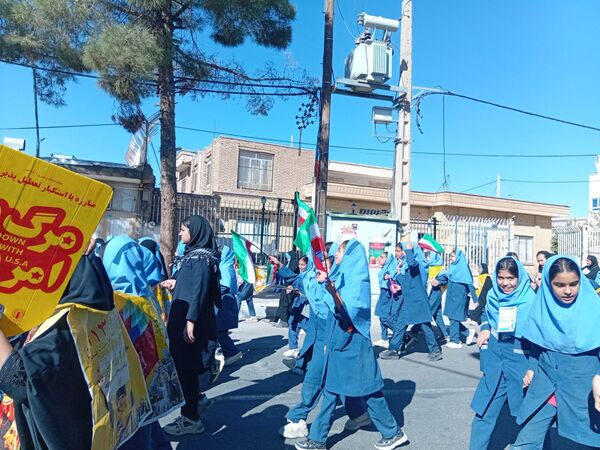 حضور پرشور دانش آموزان در راهپیمایی ۱۳ آبان ماه 