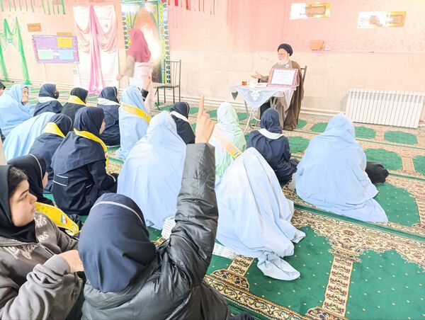 جلسه پرسش و پاسخ با امام جمعه شهرستان نیشابور در دبیرستان شاهد قدسیان 