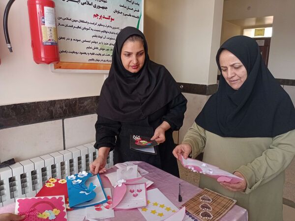 ساخت کارت پستال در هفته سلامت‌روان توسط دانش‌آموزان مدرسه مادرمهربان خلیل‌آباد