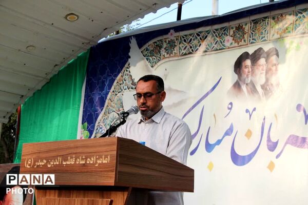 طنین نماز عید قربان در بقعه متبرک امامزاده شاه قطب‌الدین حیدر (ع) رودان