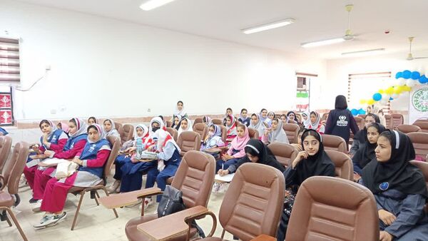 برگزاری کارگاه تخصصی خبرنویسی، عکاسی و طراحی پوستر ویژه دانش‌آموزان دختر در شهرستان جم