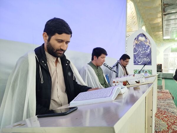 جلسه جزء خوانی قرآن کریم در امامزاده سید حمزه(ع) شهرستان کاشمر