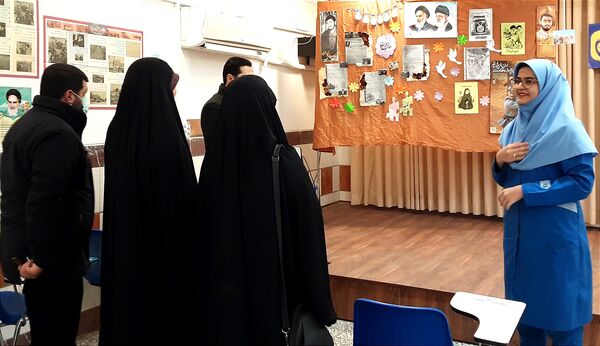 بازدید از غرفه‌های مدرسه انقلاب دبیرستان فرزانگان قائمشهر