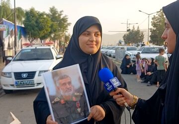 زائران با تصاویر سرداران شهید جنگ دوازده روزه یاد آنان را زنده می‌کنند