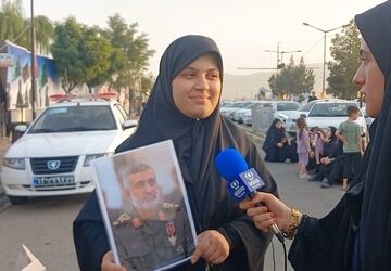 زائران با تصاویر سرداران شهید جنگ دوازده روزه یاد آنان را زنده می‌کنند