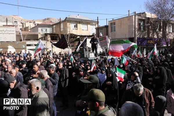 تجمع خودجوش مردم و فرهنگیان عزادار شهرستان فیروزکوه در سوگ شهادت امام خامنه‌ای 