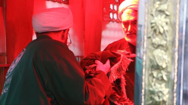آیین غباروبی و عطرافشانی ضریح مطهر آستان مقدس امامزاده بی‌بی سکینه