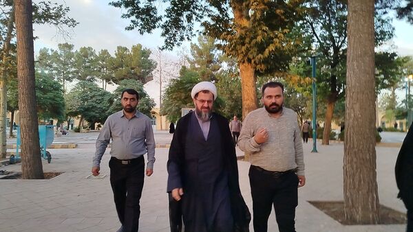 غبارروبی مزار شهدا توسط مسئولین شهرستان نیشابور انجام شد 
