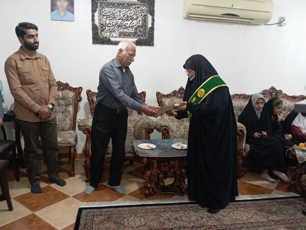 تجلیل دانش‌آموزان بندرعباسی از خانواده شهید در آستانه میلاد حضرت زهرا(س)