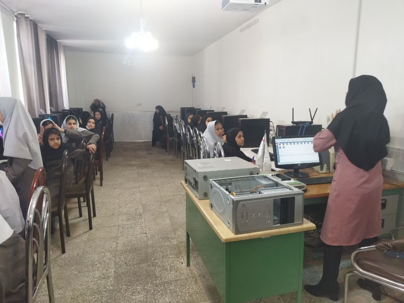 بازدید دانش‌آموزان کلاس ششم دبستان شهید نجفی فدافن از پژوهش‌سرای کار و فناوری