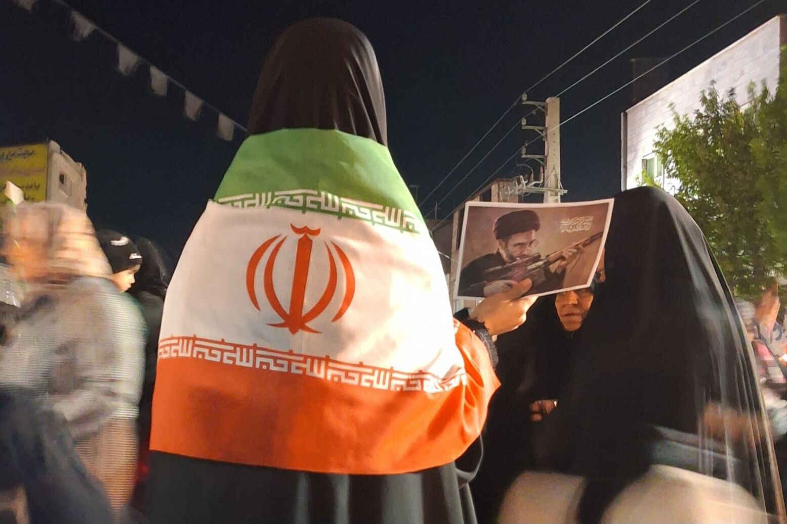 قدرت مشت، شکوه پرچم؛ نمادهایی از پایداری بی پایان