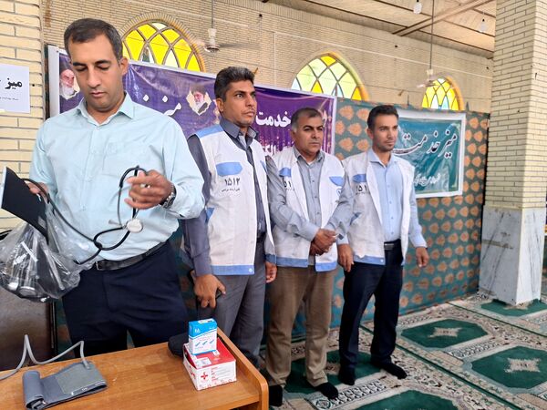 برپایی میز خدمت ادارات شهرستان حاجی آباد در نماز جمعه به‌مناسبت هفته دولت